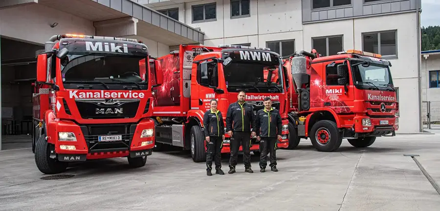 Drei Leute des Teams vor drei Kanalservice LKW